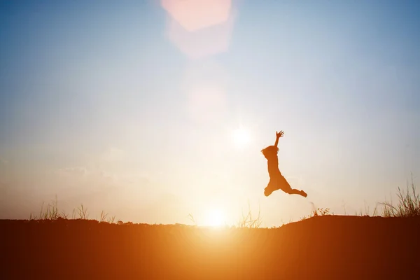 Menina silhueta pulando Momentos mais felizes . — Fotografia de Stock