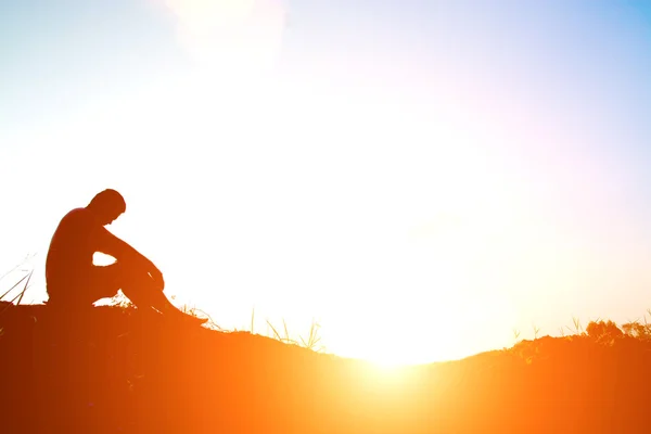 Silhouetten van man verloren alle hoop. — Stockfoto