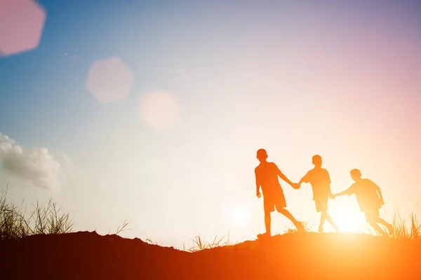 Niños jugando en verano atardecer tiempo feliz — Foto de Stock