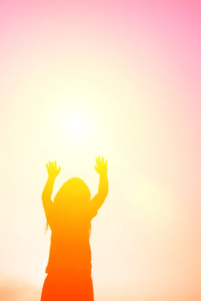 Kleine Mädchen seine Hand, um Freude und Glück bei Sonnenuntergang zu zeigen . — Stockfoto