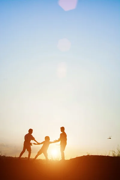 여름 일몰 행복 한 시간에 재생 하는 아이 들 — 스톡 사진