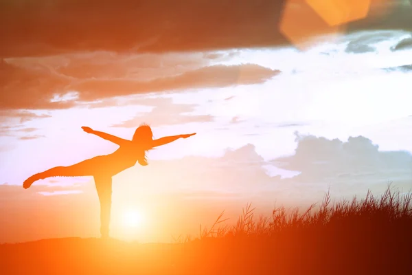 Mulher de pé sozinha no campo durante o belo pôr do sol — Fotografia de Stock