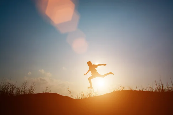 Menino pulando e tendo tempo feliz, conceito Sillhouette — Fotografia de Stock