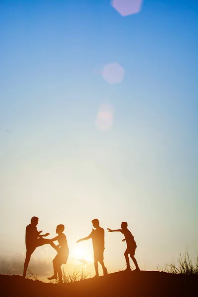 Діти грають на літньому заході сонця щасливий час — стокове фото