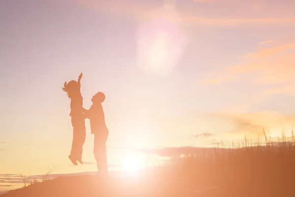 Jovem casal silhueta pulando pôr do sol feliz tempo — Fotografia de Stock