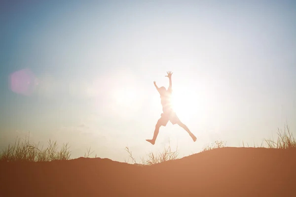 Menino pulando e tendo tempo feliz, conceito Sillhouette — Fotografia de Stock