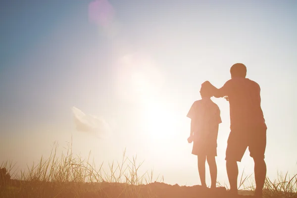 Vader en zoon op zoek naar de toekomst, silhouet concept — Stockfoto