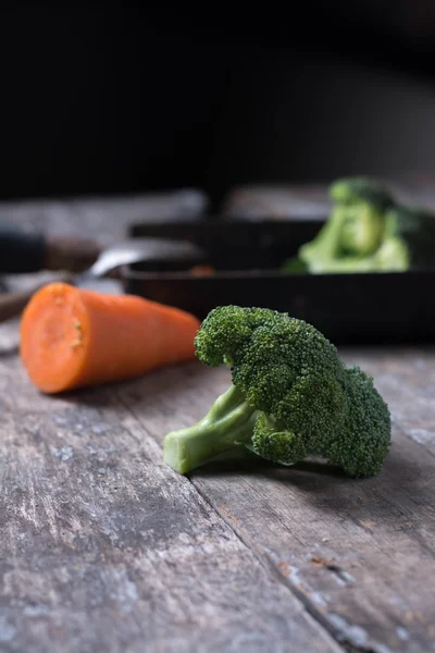 Les légumes mélangés ont une carotte, brocoli concept d'aliments propres — Photo