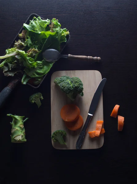 Les légumes mélangés ont une carotte, brocoli concept d'aliments propres — Photo