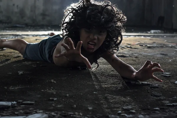 Les enfants inventent des fantômes qui sortent pour jouer au Festival d'Halloween. da — Photo