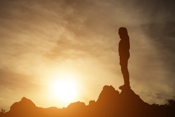 Žena stála sama na poli během krásný západ slunce — Stock fotografie