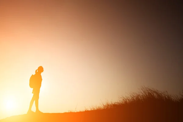 Silhouette donna con zaino a piedi per viaggiare — Foto Stock