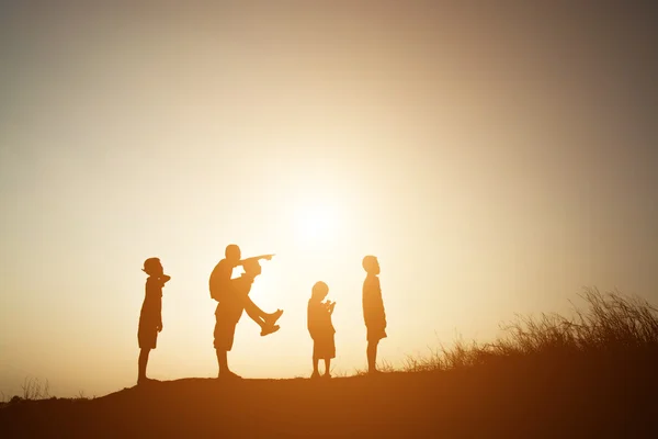 Silhouette Enfants jouant sur le coucher du soleil d'été happy time — Photo