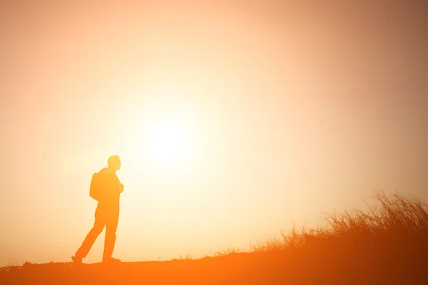 Silhouet man lopen reizen — Stockfoto