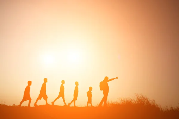 Silhouet vader wandelen met kinderen gaat reizen — Stockfoto