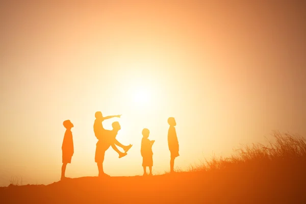 Silueta děti hrající si na letní západ slunce happy time — Stock fotografie