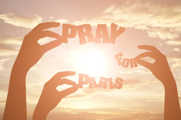 Silhoette av handen håller papper klippa ut text "Be för Paris"" — Stockfoto