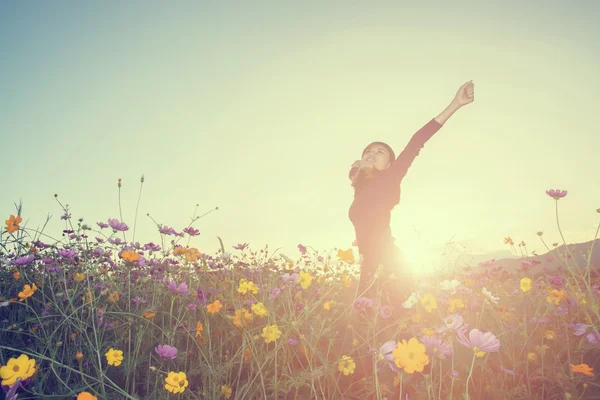 Belle femme souriant dans le jardin de fleurs bonheur temps heureux — Photo