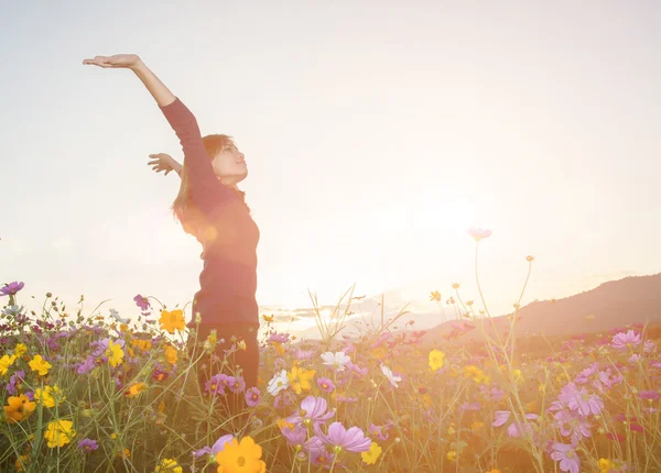 Bela mulher tempo feliz e o jardim de flores com nascer do sol — Fotografia de Stock