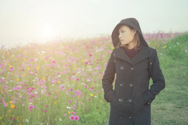 Hermosa mujer vistiendo tela negra caminando sola en flor gard —  Fotos de Stock