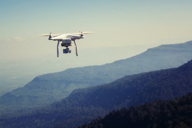 uçan robot fotoğraf makinesi dağ ile
