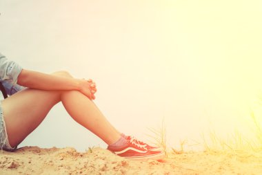 Keder ile sarılma diz oturan kadın.