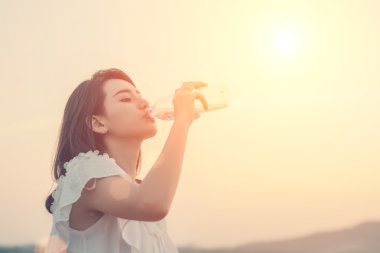 Kadın içki su susuzluk için