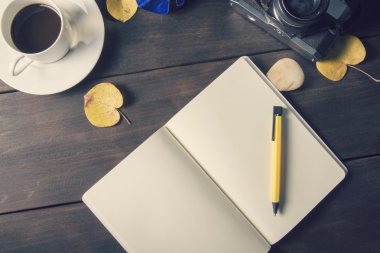 Üstten Görünüm kahve Kupası ve bir tabak ve boş bellek kitapla