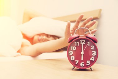 Yatakta çatık ve üzerinde kırmızı el ele sahip güzel ve genç birbayan
