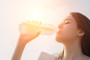 Genç kadın içme suyu göz çok taze