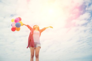 Balon çok mutlu taze AI üzerinde tutan genç güzel kadın