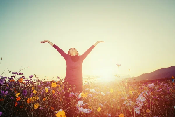 Conceito de estilo de vida - bela mulher feliz desfrutando de ar fresco em — Fotografia de Stock