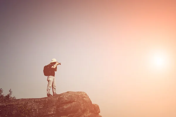 Fotógrafo em pé no topo da montanha — Fotografia de Stock
