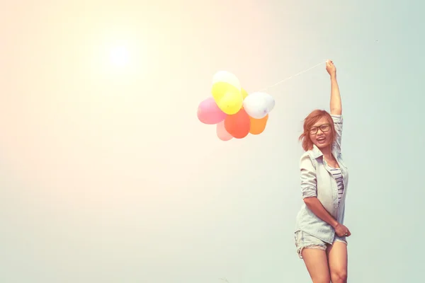 Junge schöne Frau hält Luftballon sehr glücklich auf der frischen ai — Stockfoto