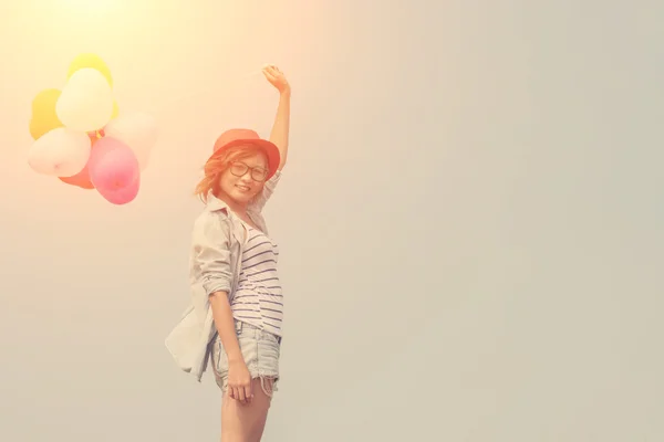 Giovane bella donna tenendo palloncino molto felice sul fresco ai — Foto Stock