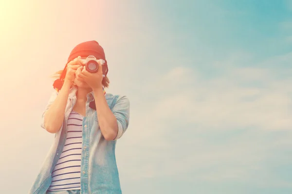 Fotografía de mujer joven usando una cámara para tomar fotos — Foto de Stock