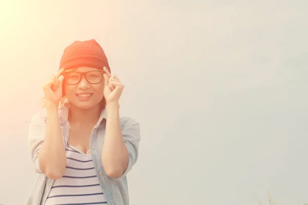 Porträt eines schönen Mädchens, das eine Brille trägt — Stockfoto