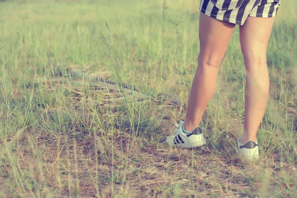 Женщина наслаждается жизнью стоя на травяном поле — стоковое фото