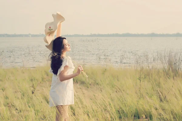 Beautiful young woman enjoying the fabulous nature — Stock Photo, Image