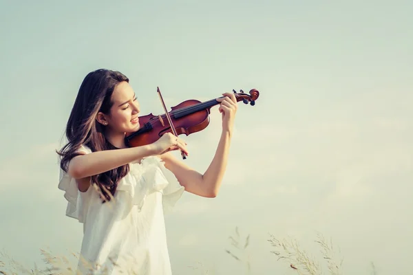 Belle femme debout Jouer du violon dans la prairie — Photo