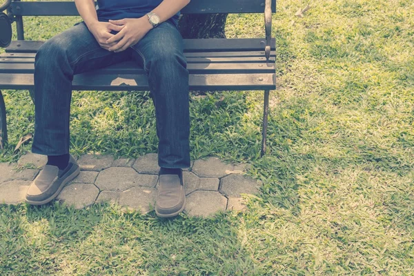 公園で一人で座って悲しい男 — ストック写真