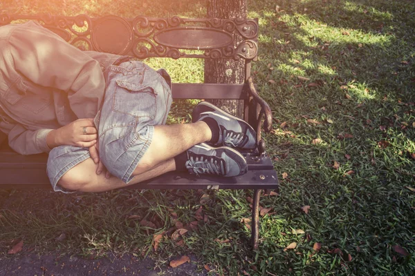 Hajléktalan ember alszik a parkban — Stock Fotó