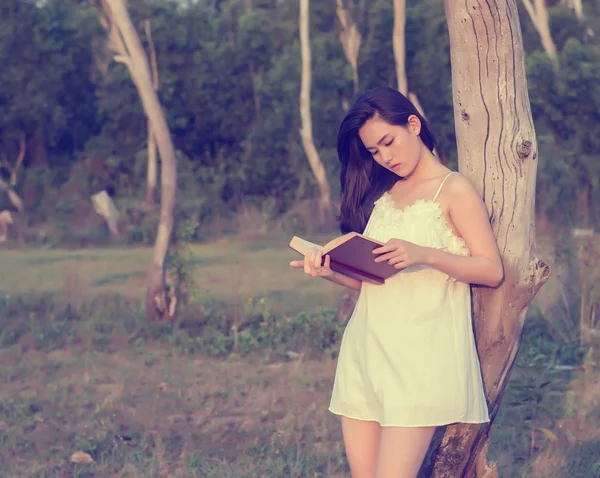 Jong meisje het lezen van boek .selective focus — Stockfoto