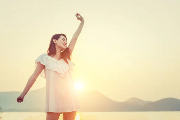 Bellezza ragazza all'aperto godendo la natura. svegliarsi al mattino arguzia — Foto Stock