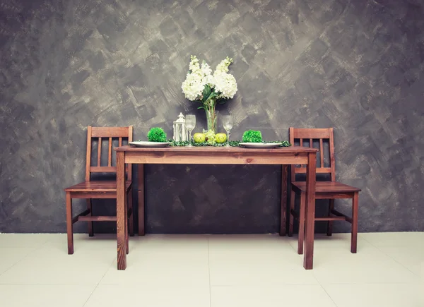 Table à manger en bois doux et chaise avec le verre à vin et frui — Photo