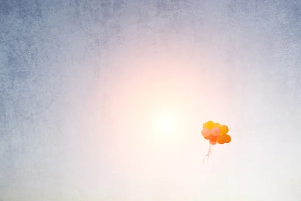 Vintage van kleurrijke ballonnen vliegen weg in de hemel — Stockfoto