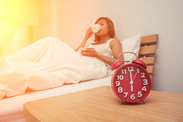 Joven hermosa mujer odia despertarse temprano en la mañana. Duerme. — Foto de Stock