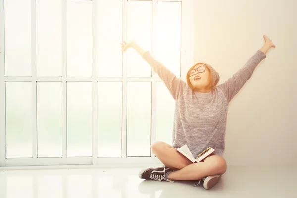 Hermosa mujer sentada leyendo libro, se cansó de leer y — Foto de Stock