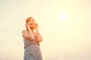 Güzel seksi kadın akışı smartphone üzerinden müzik dinleme