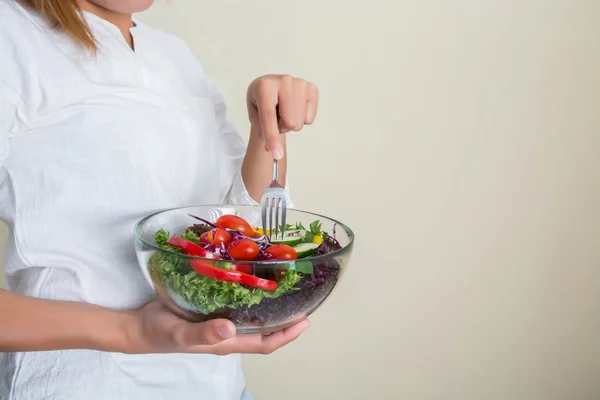 Handen van mooie vrouw met grote kom verse groente salade — Stockfoto